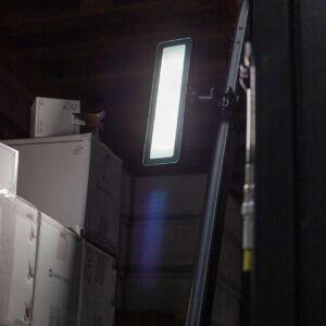 Beneito Faure - Wech - portables LED-Licht im Lager montiert